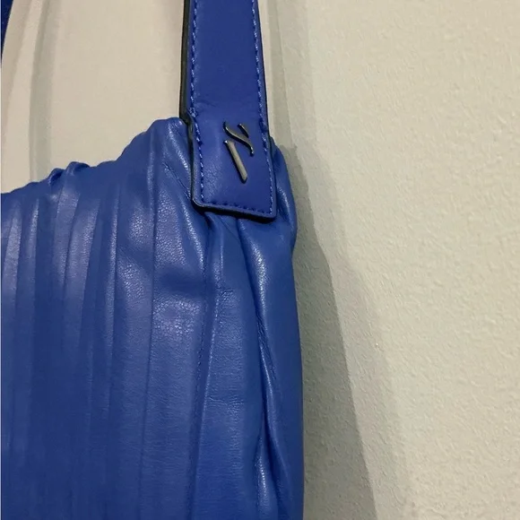 Simply Vera Wang Leilexi Shoulder Bag Pleated Blue - Picture 2 of 4